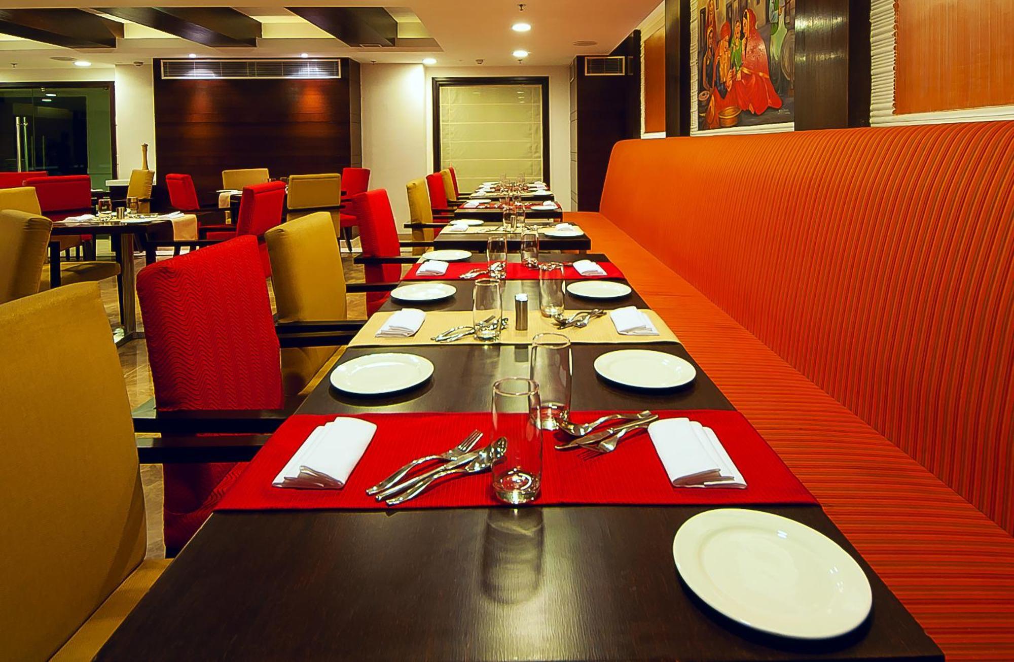 The Golden Plaza Hotel Panchkula Buitenkant foto