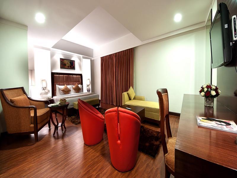 The Golden Plaza Hotel Panchkula Buitenkant foto