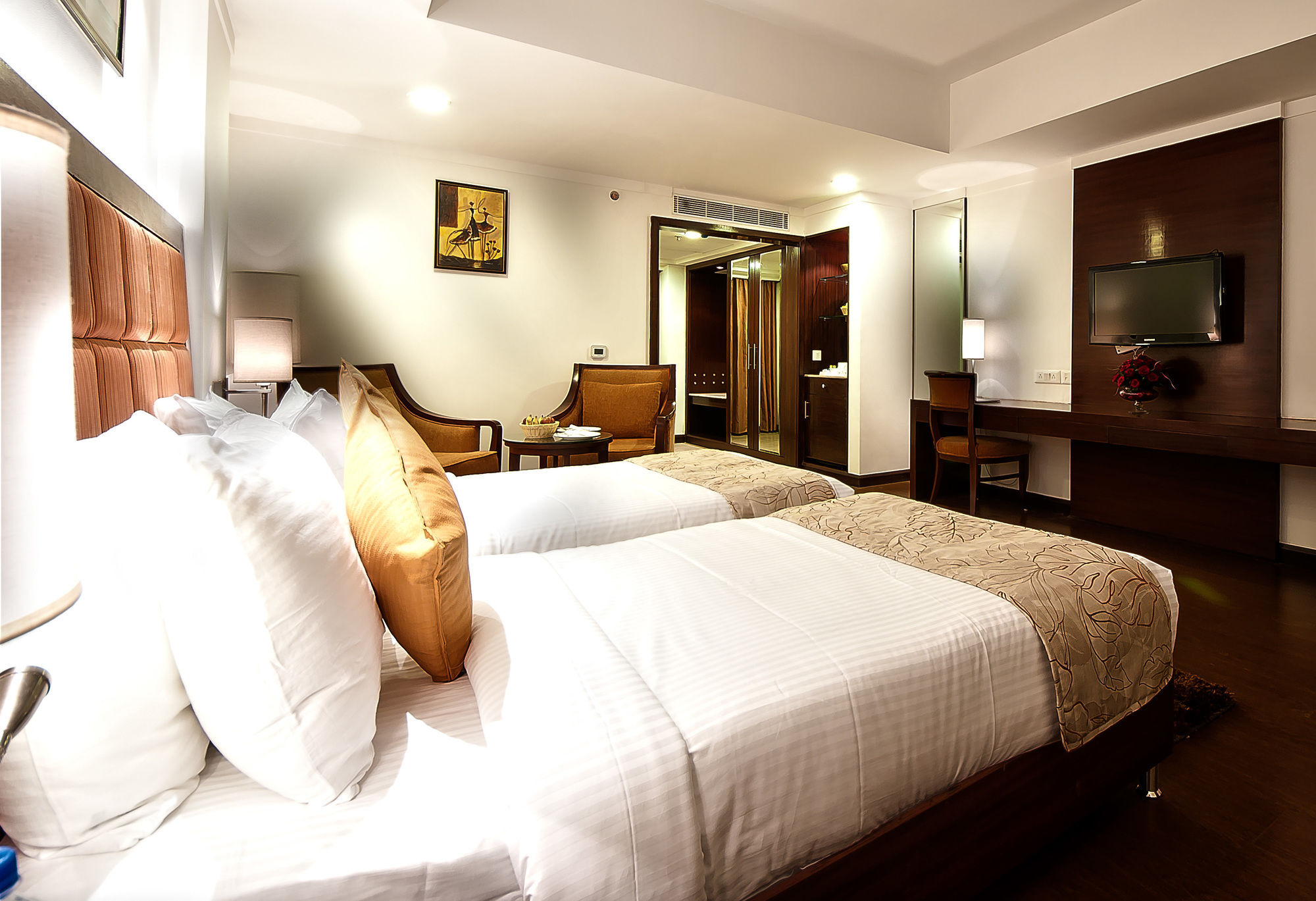 The Golden Plaza Hotel Panchkula Buitenkant foto