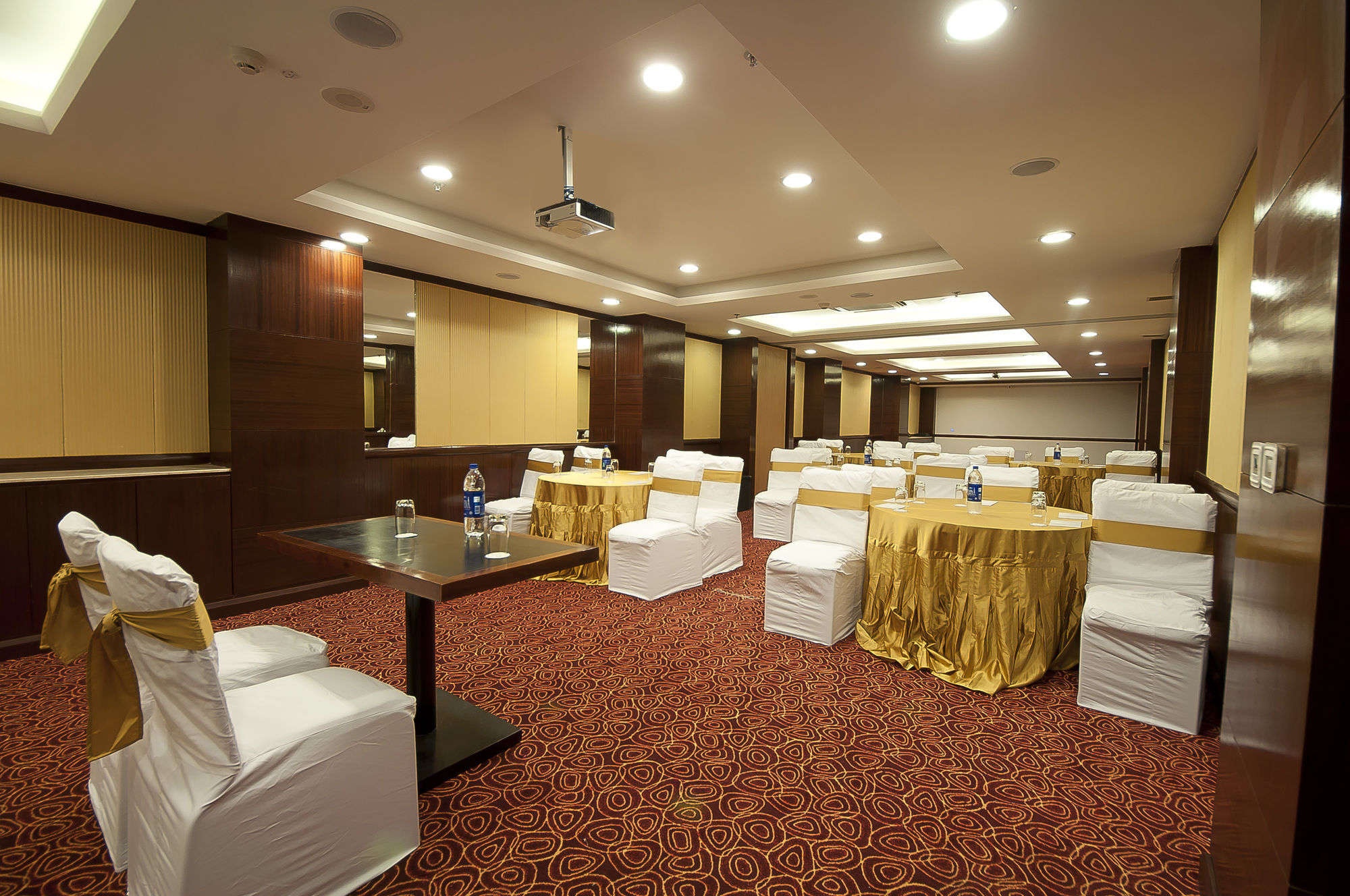 The Golden Plaza Hotel Panchkula Buitenkant foto