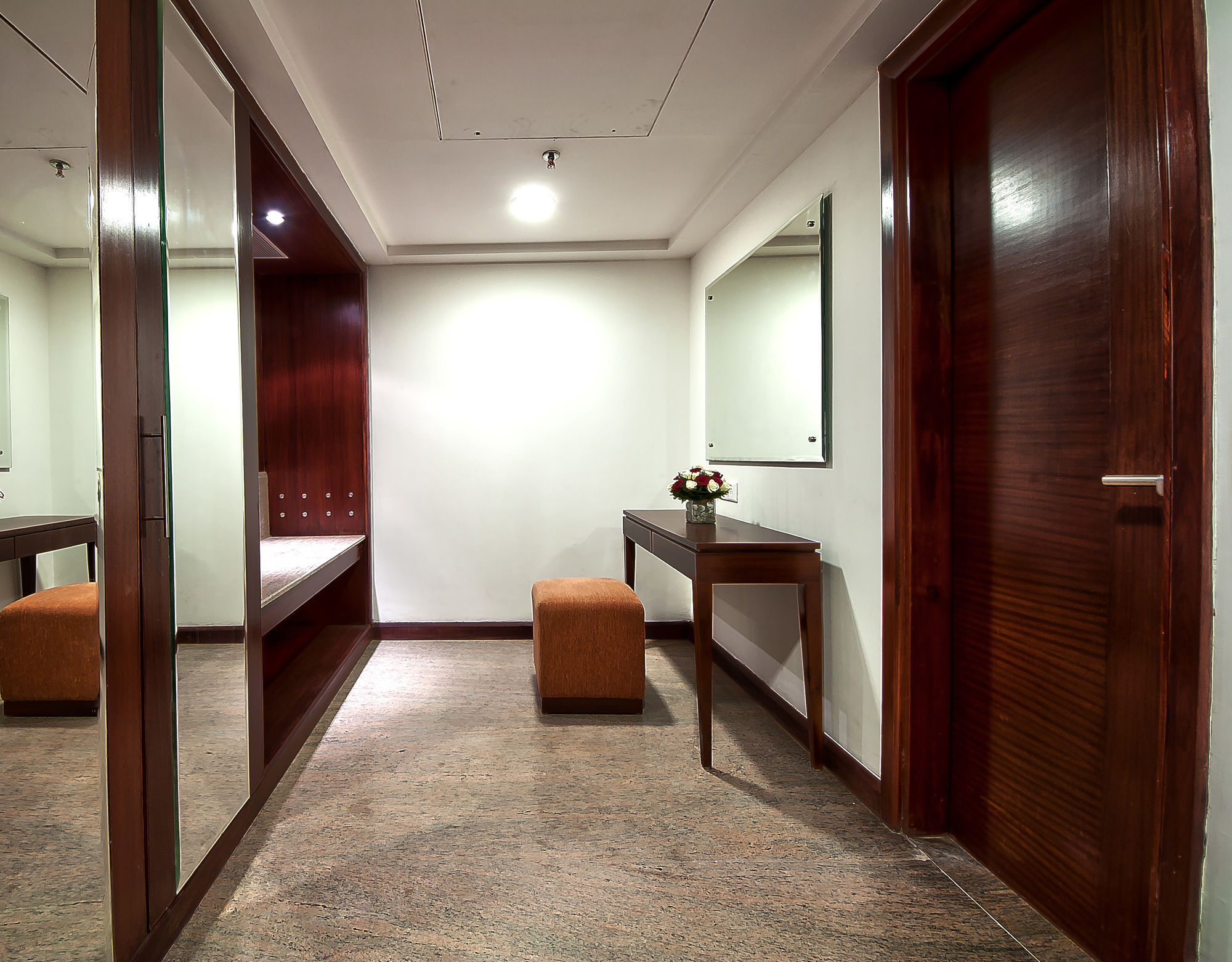 The Golden Plaza Hotel Panchkula Buitenkant foto