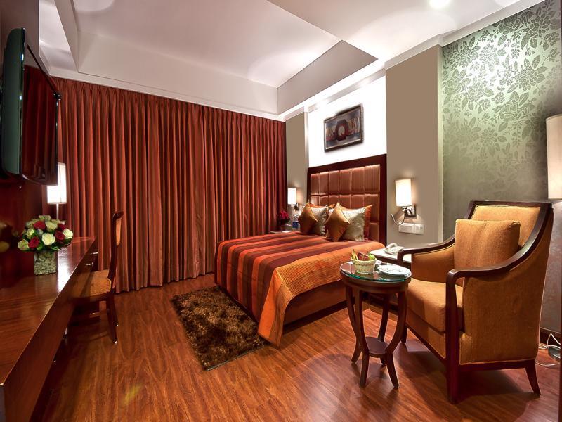 The Golden Plaza Hotel Panchkula Buitenkant foto