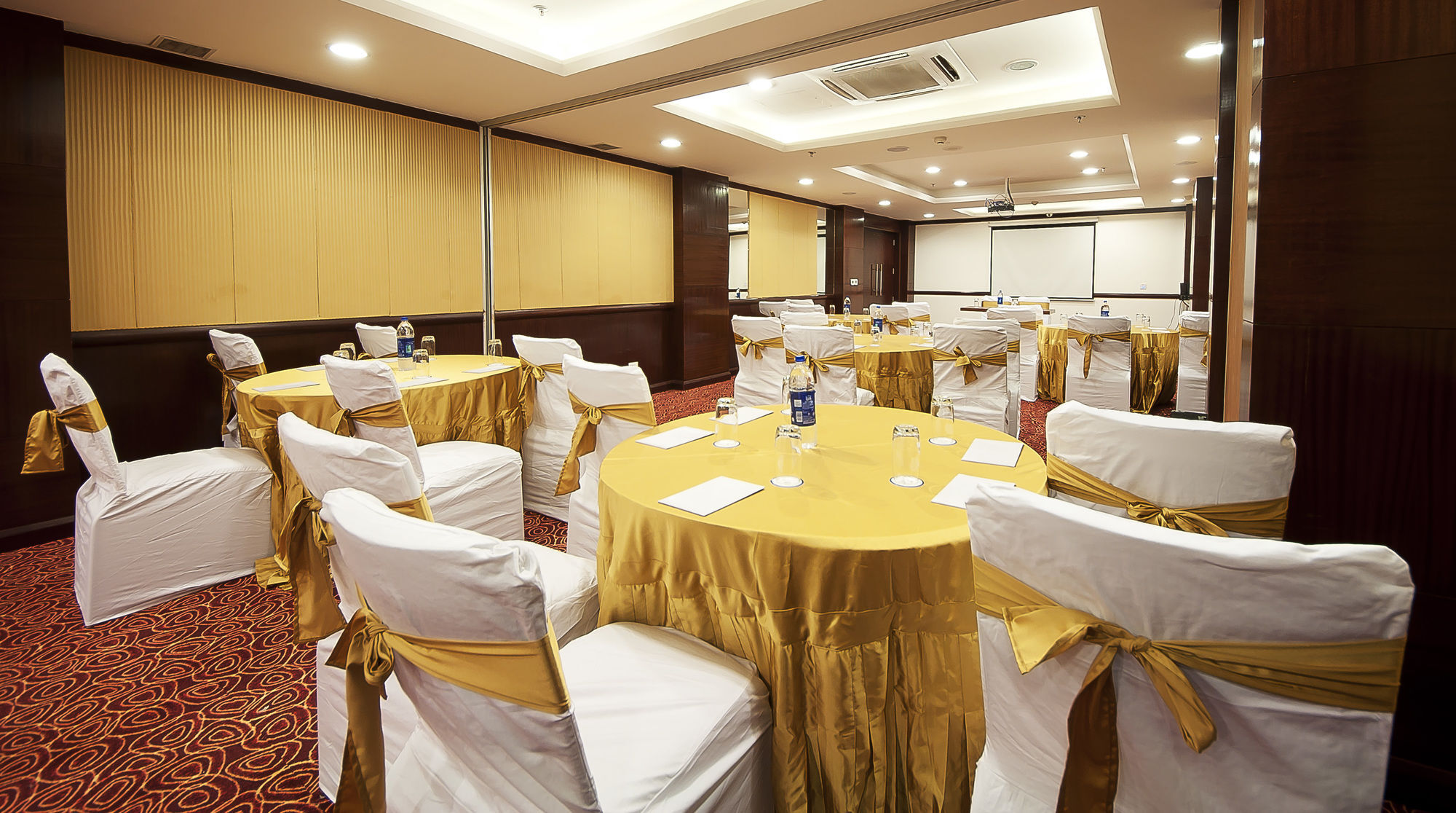 The Golden Plaza Hotel Panchkula Buitenkant foto