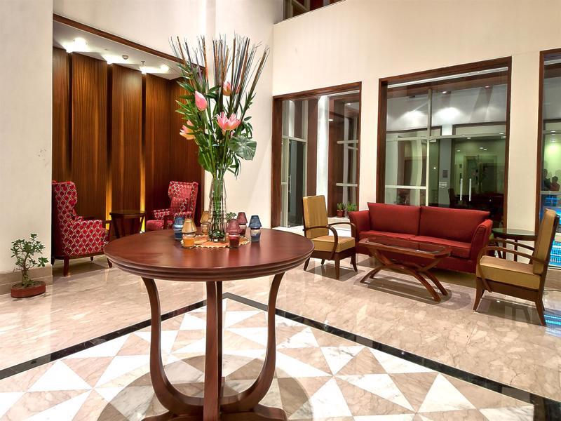 The Golden Plaza Hotel Panchkula Buitenkant foto