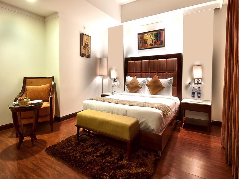 The Golden Plaza Hotel Panchkula Buitenkant foto